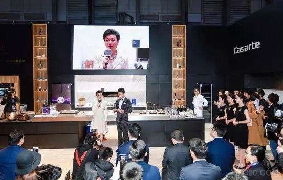 
	 


	


	觀點 | 東方衛(wèi)視專程直播！海爾首發(fā)全場景定制化智慧成套方案終結(jié)真假智能之爭


	


	2018AWE期間，東方衛(wèi)視專題，直播了海爾的全場景定制化智慧成套方案，這引起了我的興趣。專題片以“智慧定制美好生活”為題，介紹了海爾為智能家居領(lǐng)域所做的探索與努力，也由此引出海爾在物聯(lián)網(wǎng)時代平臺品牌戰(zhàn)略成果：創(chuàng)成智慧家庭第一平臺品牌