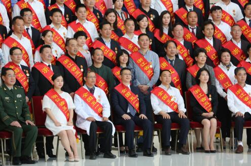 
			              4月28日，浙江省慶祝“五一”國際勞動節(jié)暨表彰勞模先進大會在浙江省人民大會堂舉行，超威集團董事長周明明榮獲“全國五一勞動獎?wù)?rdquo;和“浙江省勞動模范”兩項榮譽，接受省委省政府的隆重表彰，并成為全省電池行業(yè)唯一獲此殊榮的企業(yè)家。
“全國五一勞動獎?wù)?rdquo;是中華全國總工會授予在中國特色社會主義建設(shè)中做出突出貢獻的勞動者的光榮稱號，是中國工人階級的最高榮譽獎項之一