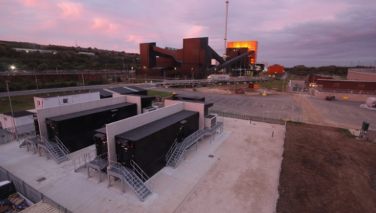 
	中國(guó)儲(chǔ)能網(wǎng)訊：傳統(tǒng)的汽車工業(yè)一直不愿接受電力革命。但保時(shí)捷公司最近宣布到2022年將其電動(dòng)汽車（EV）投資增加一倍，達(dá)到60億歐元（合74億美元），這可以看作是一個(gè)預(yù)示：電動(dòng)汽車朝代即將到來