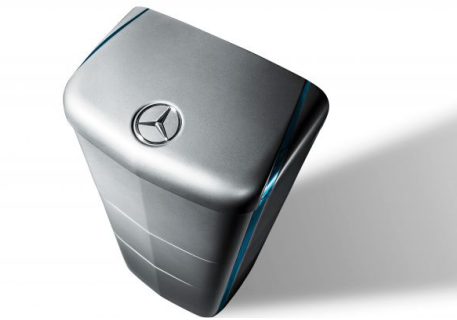 
	中國(guó)儲(chǔ)能網(wǎng)訊：日前據(jù)悉，梅賽德斯-奔馳公司宣布將停止生產(chǎn)住宅儲(chǔ)能電池，并解散其美國(guó)能源子公司，結(jié)束其對(duì)特斯拉公司短暫的市場(chǎng)挑戰(zhàn)。


	


	當(dāng)其母公司戴姆勒公司在2016年11月成立梅賽德斯-奔馳能源美國(guó)子公司時(shí)，盡管很少有客戶真正購(gòu)買其家用電池產(chǎn)品，但在儲(chǔ)能電池市場(chǎng)增加了一個(gè)頗具實(shí)力的競(jìng)爭(zhēng)廠商，而特斯拉公司的Powerwall的電池已成為市場(chǎng)主導(dǎo)