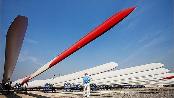  　　單機(jī)50MW的海上風(fēng)力發(fā)電機(jī)已經(jīng)在路上。


 
圖片來源：視覺中國
 
　　據(jù)美國Greentech Media報道，一組用于50MW風(fēng)力發(fā)電機(jī)的渦輪葉片將于今年夏天開始實物測試