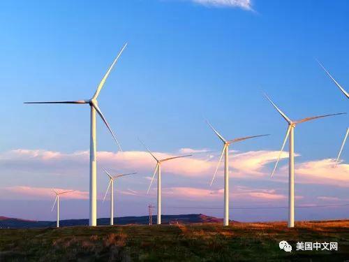 
	中國(guó)儲(chǔ)能網(wǎng)訊：如果你曾開車沿著5號(hào)公路從洛杉磯北上舊金山，那么你極有可能會(huì)在途中遇到一座大型風(fēng)力發(fā)電場(chǎng)，這是加州最具代表性的艾塔風(fēng)能中心(The Alta Wind Energy Center)。2013年以前，它也是美國(guó)最大的風(fēng)能發(fā)電廠