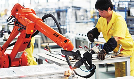 
	今年第一季度，三水區(qū)新增15家企業(yè)實(shí)施機(jī)器換人，新增178臺(tái)（套）機(jī)械臂、機(jī)器人、自動(dòng)化加工中心等。得益于市場大環(huán)境向好、省市區(qū)的扶持實(shí)體經(jīng)濟(jì)政策，機(jī)器換人的企業(yè)總量越來越多，加速三水智能制造發(fā)展