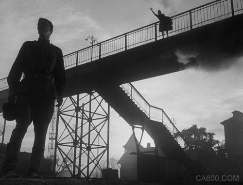 
	3年誰搬走，5年誰搬走，環(huán)保過后，成都現(xiàn)有家具園區(qū)搬離的傳言一直就在。這并不是空穴來風(fēng)！新一線城市排名榜首，國家中心城市戰(zhàn)略布局，成都的發(fā)展日新月異，節(jié)奏正在不停的變化，這一系列的改變將打破原有產(chǎn)業(yè)布局