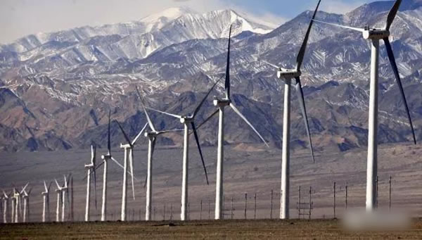                                         
	　　中國(guó)風(fēng)能產(chǎn)業(yè)現(xiàn)狀

	　　自20世紀(jì)80年代發(fā)展以來(lái)，中國(guó)風(fēng)能產(chǎn)業(yè)進(jìn)入了高速發(fā)展的黃金時(shí)期。得益于西藏、新疆、蒙古地區(qū)得天獨(dú)厚的地理優(yōu)勢(shì)和政府對(duì)新能源產(chǎn)業(yè)的政策支持，如今中國(guó)已成為世界風(fēng)電裝機(jī)容量最大的國(guó)家