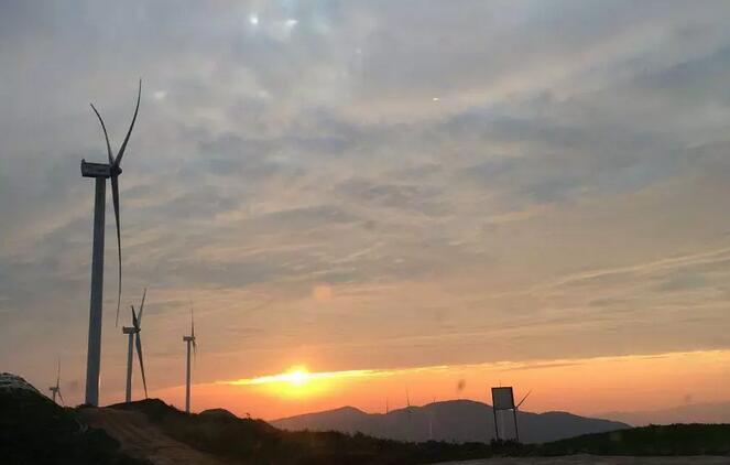                        　　2018年的這個春天，對于三一重能而言可謂捷報頻傳?！　〕伺c大型央企、地方政府等各方的合作獲得順利進(jìn)展；4月中旬，三一重能3.XMW陸上最長葉片也成功下線