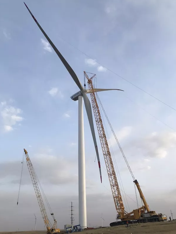                        2018年5月6日20:00，運(yùn)達(dá)風(fēng)電位于華北某風(fēng)電場(chǎng)的首臺(tái)3MW平臺(tái)樣機(jī)順利并網(wǎng)運(yùn)行。該機(jī)組采用平臺(tái)化開(kāi)發(fā)模式，具有延伸性好、適應(yīng)性強(qiáng)等優(yōu)點(diǎn)