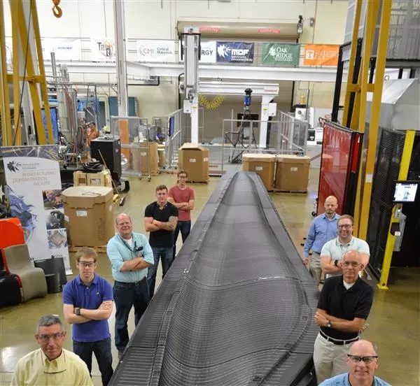  　　在大眾的認(rèn)識(shí)中，或許3D打印只能做些小玩意，幾十米高的風(fēng)力發(fā)電機(jī)似乎與3D打印沒(méi)什么關(guān)系。而桑迪亞國(guó)家實(shí)驗(yàn)室再一次刷新了我們的認(rèn)識(shí)， 桑迪亞去年探索了3D打印的太陽(yáng)能電池板，最近又開(kāi)發(fā)出由3D打印模具制造的第一臺(tái)風(fēng)力發(fā)單機(jī)的巨大葉片，并由此獲得了技術(shù)轉(zhuǎn)讓聯(lián)邦實(shí)驗(yàn)室聯(lián)盟的2018年國(guó)家技術(shù)焦點(diǎn)獎(jiǎng)