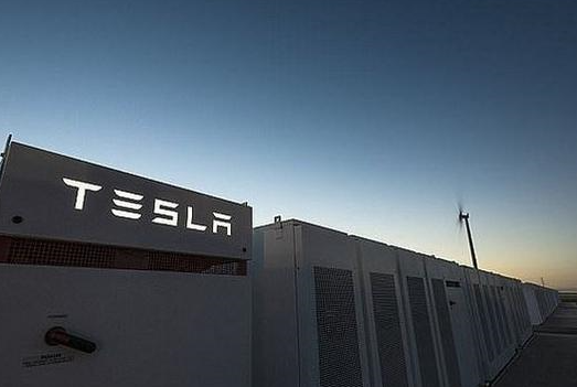 
	中國儲能網(wǎng)訊：在日前與分析師對話的電話會議上，特斯拉公司首席執(zhí)行官伊隆·馬斯克表示，該公司可能會在幾個月內(nèi)推出一個千兆瓦時規(guī)模的儲能項目。


	馬斯克表示，特斯拉公司在南澳大利亞州的儲能項目的響應(yīng)電網(wǎng)電壓水平毫秒級變化的能力引起了更多公用事業(yè)公司的關(guān)注，并為其部署更大的儲能項目創(chuàng)造了需求