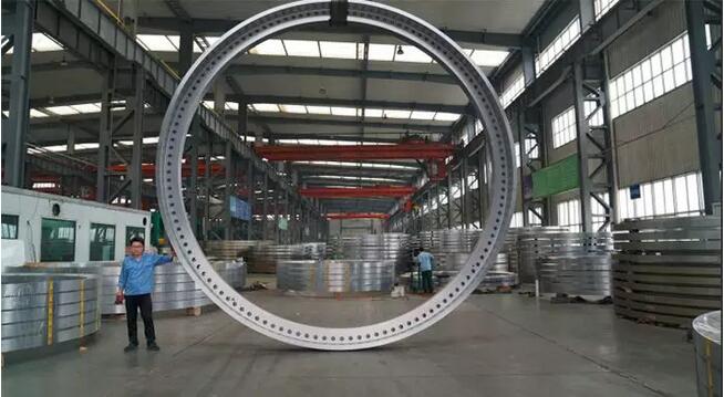  　　近日，中國(guó)重要的風(fēng)電環(huán)鍛件制造商伊萊特股份表示，公司將進(jìn)一步增強(qiáng)其在海上風(fēng)電領(lǐng)域的領(lǐng)先地位。包括在今年繼續(xù)增加多臺(tái)8米以上熱處理、機(jī)加工設(shè)備；正式啟用其13500噸-16米鍛造/輾環(huán)生產(chǎn)線(xiàn)項(xiàng)目，其中后者已在4月28日成功制造出了外徑達(dá)12.2米整體鍛環(huán)，打破了之前由歐洲保持的10米鍛環(huán)世界紀(jì)錄