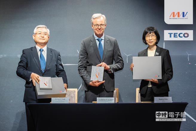                        三菱重工維特斯共同執(zhí)行長Lars Bondo Krogsgaard（中）昨日與東元電機(jī)董事長邱純枝（右）、芬蘭斯維奇日籍常務(wù)執(zhí)行取締役扇博幸共同簽署合作備忘錄，未來斯維奇將把9MW離岸風(fēng)機(jī)發(fā)電機(jī)技術(shù)移轉(zhuǎn)給東元電機(jī)，東元預(yù)計(jì)2020年完成原型機(jī)第三方認(rèn)證。圖／業(yè)者提供 離岸風(fēng)電本土供應(yīng)鏈再添生力軍！三菱重工維特斯拿下中鋼、DGA等運(yùn)營商4個(gè)離岸風(fēng)機(jī)風(fēng)場訂單，發(fā)電容量900MW，預(yù)計(jì)2021至2024年陸續(xù)安裝，昨日再與東元、芬蘭斯維奇簽發(fā)電機(jī)合作備忘錄