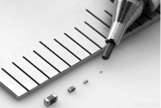 （原標(biāo)題：中國年耗數(shù)以萬億計(jì)電容電阻，高端產(chǎn)品來自“頭號玩家”日本）


	


	一部手機(jī)有幾百個(gè)電容和幾百個(gè)電阻，占了電子元件的大半。


	


	中國是最大的基礎(chǔ)電子元件市場，一年消耗的電阻和電容，數(shù)以萬億計(jì)