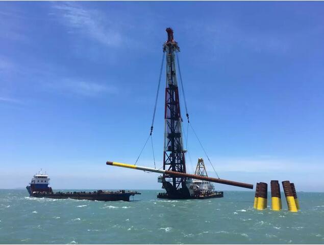  　　5月14日上午7點(diǎn)30分，目前國(guó)內(nèi)乃至世界建設(shè)難度最大的海上風(fēng)電項(xiàng)目——中廣核新能源平潭項(xiàng)目首根鋼管樁沉樁順利完成。標(biāo)志著中廣核 “雙海戰(zhàn)略”又一項(xiàng)目工程建設(shè)邁出實(shí)質(zhì)進(jìn)展