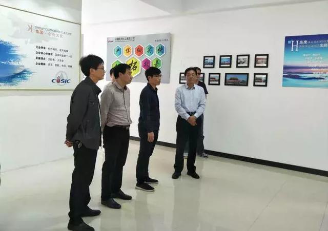 
                    
	近日，江西省工信委副主任鄭正春、產(chǎn)業(yè)政策處處長匡兵一行赴江西航天云網(wǎng)科技有限公司南康分公司（以下簡稱南康分公司）參觀考察，贛州市、南康區(qū)工信委等相關(guān)部門人員參與了調(diào)研。


	


	 


	


	康居網(wǎng)是航天云網(wǎng)江西公司打造的國內(nèi)首個(gè)“互聯(lián)網(wǎng)+家具制造”的行業(yè)云平臺，通過采用云計(jì)算、大數(shù)據(jù)、人工智能、物聯(lián)網(wǎng)和移動互聯(lián)網(wǎng)等新一代信息技術(shù)，改變了原有家具產(chǎn)品的研發(fā)及生產(chǎn)方式