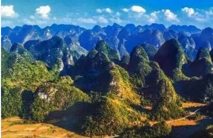 　　最近，許多省份啟動(dòng)了分散式風(fēng)電規(guī)劃的編制工作，如河北、河南、山西、內(nèi)蒙還有廣西等。分散式風(fēng)電正逐漸成為風(fēng)電行業(yè)中的下一個(gè)“風(fēng)口”，那么分散式風(fēng)電規(guī)劃項(xiàng)目應(yīng)該注意哪些問題呢?
　　
　　一、資源
　　
　　分散式風(fēng)電規(guī)劃有其獨(dú)有的特性—不局限于幾十或者幾百平方公里范圍內(nèi)，往往是對(duì)一個(gè)縣或者一個(gè)市進(jìn)行資源普查，每一個(gè)規(guī)劃區(qū)域樹一個(gè)測(cè)風(fēng)塔是不現(xiàn)實(shí)的，所以資源的衡量就是一個(gè)問題