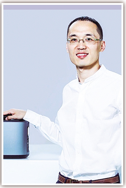 
			              
	
王雷博士畢業(yè)于香港大學(xué)機(jī)械工程系，研究方向為新型電池技術(shù)及燃料電池。在2017年創(chuàng)辦儲能科技公司EcoFlow前，他曾任大疆創(chuàng)新電池研發(fā)部負(fù)責(zé)人，并將當(dāng)時新款大疆無人機(jī)的電池續(xù)航時長由20多分鐘提高到30多分鐘