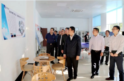 　　5月18日下午，中國三峽集團(tuán)總經(jīng)理、黨組副書記王琳一行赴大連莊河調(diào)研海上風(fēng)電項(xiàng)目，考察陸上集控中心施工現(xiàn)場(chǎng)、莊河港碼頭及項(xiàng)目現(xiàn)場(chǎng)辦公場(chǎng)所，并召開現(xiàn)場(chǎng)調(diào)研座談會(huì)。

　　
　　本文攝影：阮亮
　　
　　王琳在座談會(huì)上強(qiáng)調(diào)，莊河項(xiàng)目既是我國北方地區(qū)最大海上風(fēng)電項(xiàng)目和東北地區(qū)首個(gè)海上風(fēng)電項(xiàng)目，也是三峽集團(tuán)集中連片規(guī)模開發(fā)海上風(fēng)電的關(guān)鍵布局，三峽新能源要全力以赴把莊河項(xiàng)目打造成高標(biāo)準(zhǔn)、高質(zhì)量的精品工程，為在莊河市建設(shè)我國北方百萬千瓦級(jí)海上風(fēng)電示范基地發(fā)揮示范引領(lǐng)作用