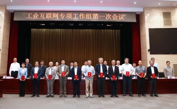 
                    
	原標(biāo)題：苗圩主持工業(yè)互聯(lián)網(wǎng)專項工作組第一次會議，審議三年行動計劃


	


	


	 


	


	  2018年5月21日，為貫徹落實《國務(wù)院關(guān)于深化“互聯(lián)網(wǎng)+先進制造業(yè)”發(fā)展工業(yè)互聯(lián)網(wǎng)的指導(dǎo)意見》，加快推進工業(yè)互聯(lián)網(wǎng)創(chuàng)新發(fā)展，工業(yè)互聯(lián)網(wǎng)專項工作組第一次會議在京召開，工業(yè)互聯(lián)網(wǎng)專項工作組組長、工業(yè)和信息化部部長苗圩主持會議并講話。會議審議了《工業(yè)互聯(lián)網(wǎng)發(fā)展行動計劃（2018-2020年）》、《工業(yè)互聯(lián)網(wǎng)專項工作組2018年工作計劃》等文件，研