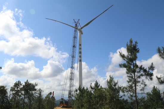  　　5月21日9點(diǎn)58分，隨著最后一臺(tái)風(fēng)機(jī)的緩緩啟動(dòng)，由電建集團(tuán)投資建設(shè)的廣東寶山風(fēng)電場(chǎng)實(shí)現(xiàn)了全部機(jī)組并網(wǎng)發(fā)電。
 
　　寶山風(fēng)電場(chǎng)位于廣東省陽(yáng)江市陽(yáng)東區(qū)，是雞山風(fēng)電場(chǎng)二期工程，總裝機(jī)為50MW