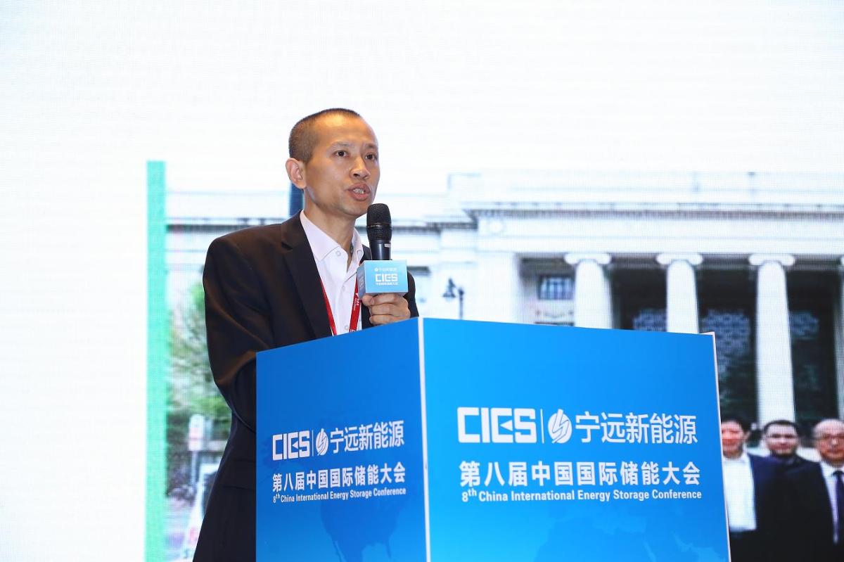 
	中國儲能網(wǎng)訊：5月19日至21日，“第八屆中國國際儲能大會”在深圳隆重召開， 來自中國、美國、德國、英國、加拿大、西班牙、日本、韓國、澳大利亞等國和地區(qū)1500余位政府機構(gòu)、科研院所、行業(yè)組織、電力公司、新能源項目單位、系統(tǒng)集成商等代表出席本次大會。


	北京雙登慧峰聚能科技有限公司總工程師張東升在儲能電池專場，以“標準化儲能系統(tǒng)及其在可再生能源中的應(yīng)用”為題，發(fā)表了精彩演講
