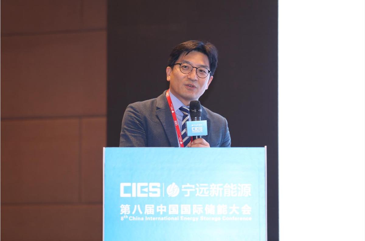
	
		中國儲能網(wǎng)訊：5月19日至21日，“第八屆中國國際儲能大會”在深圳隆重召開， 來自中國、美國、德國、英國、加拿大、西班牙、日本、韓國、澳大利亞等國和地區(qū)1500余位政府機構(gòu)、科研院所、行業(yè)組織、電力公司、新能源項目單位、系統(tǒng)集成商等代表出席本次大會。
	
	
		韓國電池工業(yè)協(xié)會研發(fā)團隊負責人Yu-tack Kim在國際儲能專場，以“韓國儲能產(chǎn)業(yè)及儲能市場的發(fā)展現(xiàn)狀和趨勢、技術(shù)標準和市場準入”為題，發(fā)表了精彩演講