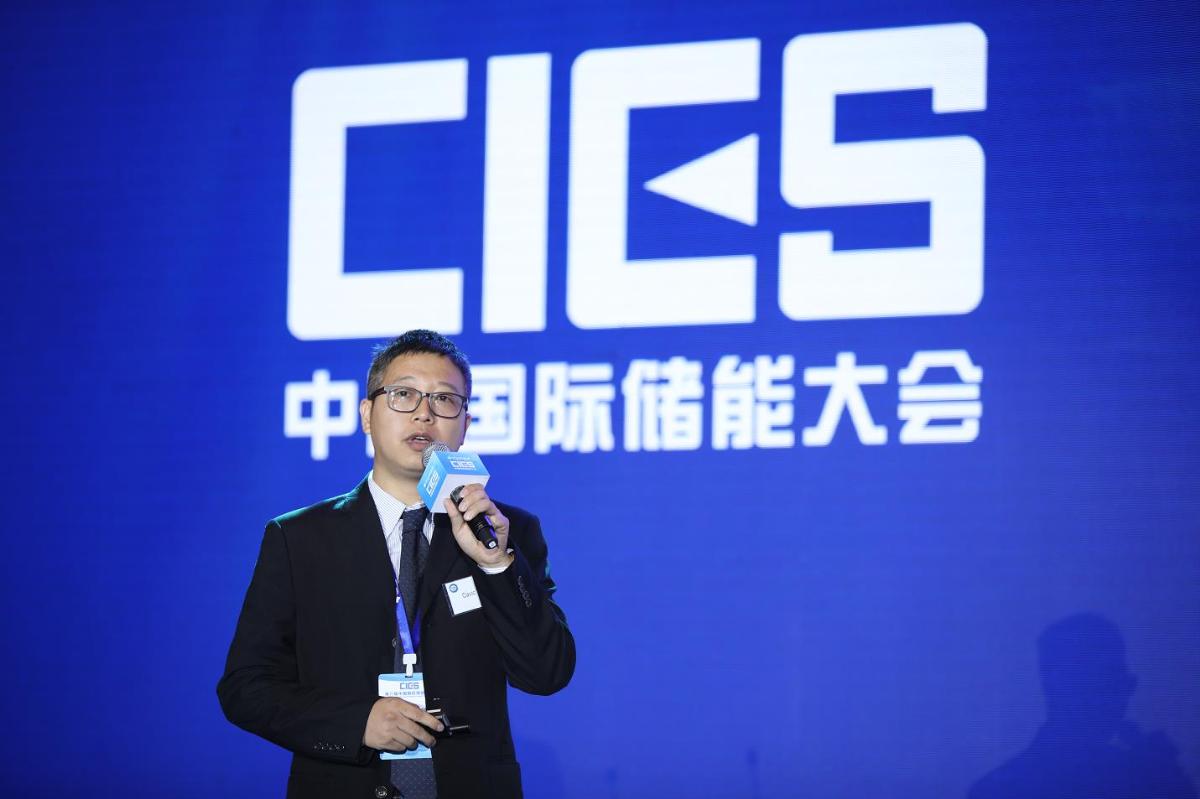 
	中國儲能網(wǎng)訊：5月19日至21日，“第八屆中國國際儲能大會”在深圳隆重召開， 來自中國、美國、德國、英國、加拿大、西班牙、日本、韓國、澳大利亞等國和地區(qū)1500余位政府機構(gòu)、科研院所、行業(yè)組織、電力公司、新能源項目單位、系統(tǒng)集成商等代表出席本次大會。


	TüV南德意志集團華南區(qū)智能電力部-光伏及儲能系統(tǒng)項目經(jīng)理吳候福在儲能電站專場，以“讓集裝箱儲能系統(tǒng)更安全  –  標準 PPP 59044A ”為題，發(fā)表了精彩演講