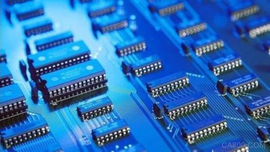 
                    
	 


	集成電路一系列政策組合拳將出臺。資料圖


	




	《經(jīng)濟參考報》記者日前從工信部等權(quán)威部門獲悉，為推進《國家集成電路產(chǎn)業(yè)推進綱要》落地，我國將針對集成電路先進工藝和智能傳感器創(chuàng)新能力不足等問題，出臺一系列政策“組合拳”，加速多個重點關(guān)鍵產(chǎn)品和技術(shù)的攻關(guān)，以此促進我國集成電路產(chǎn)業(yè)的快速健康發(fā)展，并縮小我國集成電路產(chǎn)業(yè)和世界先進水平的差距