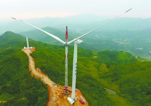                                         
	

	　　5月23日，雙峰縣紫云山風(fēng)電場(chǎng)，23臺(tái)風(fēng)電機(jī)組進(jìn)入風(fēng)葉吊裝階段。

	　　紫云山風(fēng)電場(chǎng)是雙峰縣首個(gè)風(fēng)力發(fā)電項(xiàng)目，預(yù)計(jì)11月底全部安裝完成并試發(fā)電運(yùn)行，可實(shí)現(xiàn)年上網(wǎng)電量9439萬(wàn)千瓦時(shí)