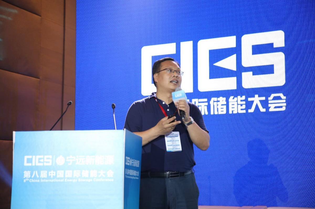 
	
		中國儲(chǔ)能網(wǎng)訊：5月19日至21日，“第八屆中國國際儲(chǔ)能大會(huì)”在深圳隆重召開， 來自中國、美國、德國、英國、加拿大、西班牙、日本、韓國、澳大利亞等國和地區(qū)1500余位政府機(jī)構(gòu)、科研院所、行業(yè)組織、電力公司、新能源項(xiàng)目單位、系統(tǒng)集成商等代表出席本次大會(huì)。
	


	中國電科院電工所儲(chǔ)能系統(tǒng)集成與配置技術(shù)研究室主任、教授級高工李建林在儲(chǔ)能電站專場，以“儲(chǔ)能系統(tǒng)檢測技術(shù)及標(biāo)準(zhǔn)解析”為題，發(fā)表了精彩的主題演講