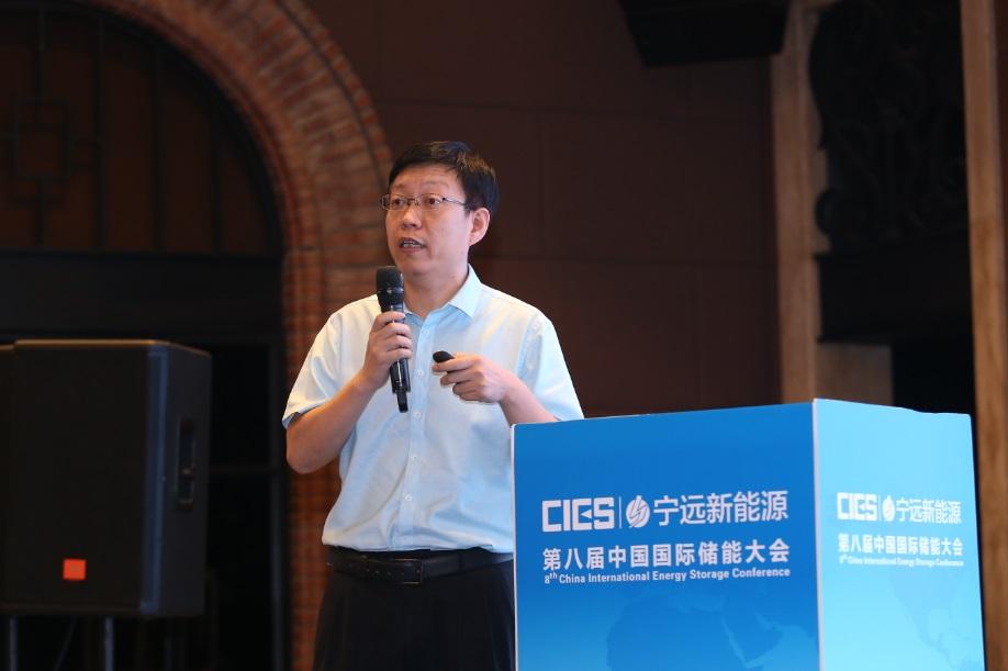 
	中國儲(chǔ)能網(wǎng)訊：5月19日至21日，“第八屆中國國際儲(chǔ)能大會(huì)”在深圳隆重召開， 來自中國、美國、德國、英國、加拿大、西班牙、日本、韓國、澳大利亞等國和地區(qū)1500余位政府機(jī)構(gòu)、科研院所、行業(yè)組織、電力公司、新能源項(xiàng)目單位、系統(tǒng)集成商等代表出席本次大會(huì)。
	
	
		深圳國氫新能源科技有限公司常務(wù)副總經(jīng)理郭玉平在氫能與燃料電池專場，以