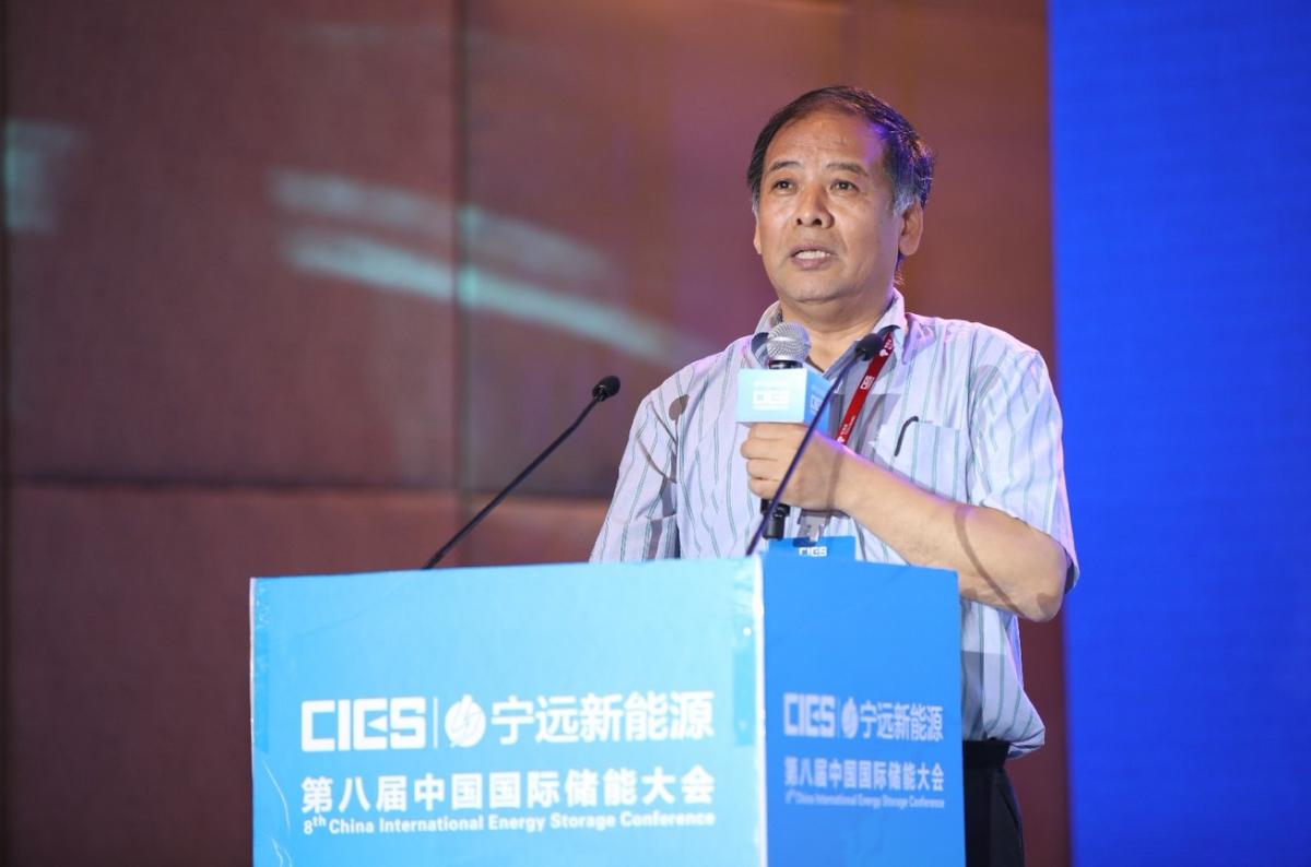 
	中國儲(chǔ)能網(wǎng)訊：5月19日至21日，“第八屆中國國際儲(chǔ)能大會(huì)”在深圳隆重召開， 來自中國、美國、德國、英國、加拿大、西班牙、日本、韓國、澳大利亞等國和地區(qū)1500余位政府機(jī)構(gòu)、科研院所、行業(yè)組織、電力公司、新能源項(xiàng)目單位、系統(tǒng)集成商等代表出席本次大會(huì)。


	大連化學(xué)物理研究所研究員張華民在儲(chǔ)能電站專場，發(fā)表了題為“全釩液流電池技術(shù)及產(chǎn)業(yè)化”的精彩演講