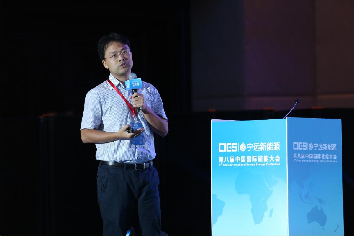 
	中國儲(chǔ)能網(wǎng)訊：5月19日至21日，“第八屆中國國際儲(chǔ)能大會(huì)”在深圳隆重召開， 來自中國、美國、德國、英國、加拿大、西班牙、日本、韓國、澳大利亞等國和地區(qū)1500余位政府機(jī)構(gòu)、科研院所、行業(yè)組織、電力公司、新能源項(xiàng)目單位、系統(tǒng)集成商等代表出席本次大會(huì)。


	理士國際技術(shù)有限公司GTS總經(jīng)理王勇在儲(chǔ)能電池專場，以