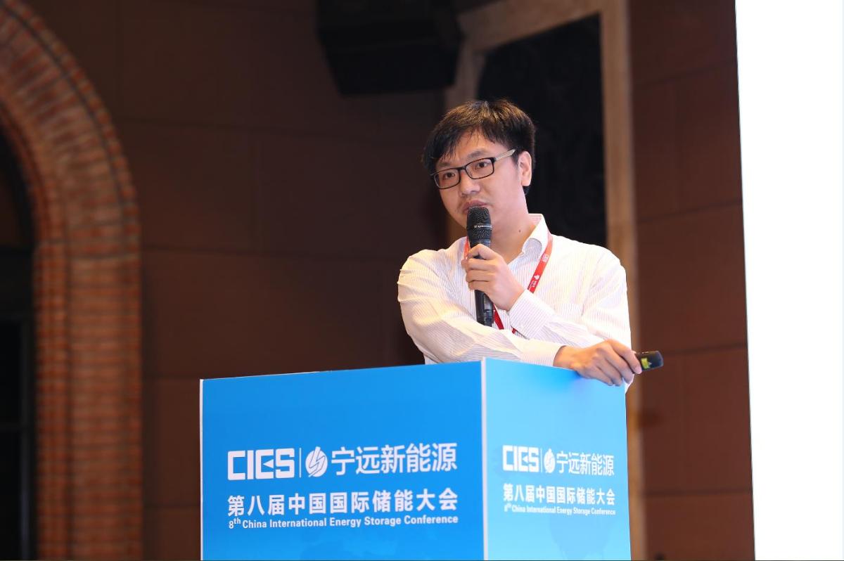 
	中國(guó)儲(chǔ)能網(wǎng)訊：5月19日至21日，“第八屆中國(guó)國(guó)際儲(chǔ)能大會(huì)”在深圳隆重召開， 來自中國(guó)、美國(guó)、德國(guó)、英國(guó)、加拿大、西班牙、日本、韓國(guó)、澳大利亞等國(guó)和地區(qū)1500余位政府機(jī)構(gòu)、科研院所、行業(yè)組織、電力公司、新能源項(xiàng)目單位、系統(tǒng)集成商等代表出席本次大會(huì)。


	
		國(guó)網(wǎng)浙江省電力公司電力科學(xué)研究院人工智能與物聯(lián)網(wǎng)技術(shù)應(yīng)用實(shí)驗(yàn)室主任顏擁在能源區(qū)塊鏈&云儲(chǔ)能專場(chǎng)，發(fā)表了題為“區(qū)塊鏈技術(shù)在能源互聯(lián)網(wǎng)的應(yīng)用與挑戰(zhàn)”的精彩演講