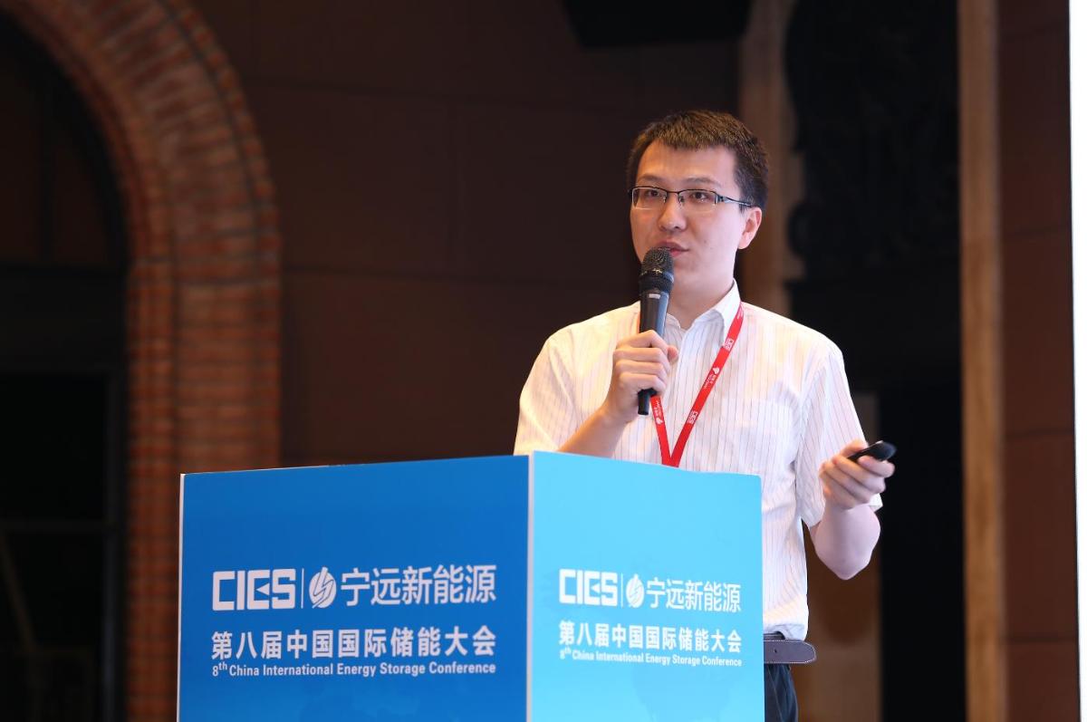 
	中國(guó)儲(chǔ)能網(wǎng)訊：5月19日至21日，“第八屆中國(guó)國(guó)際儲(chǔ)能大會(huì)”在深圳隆重召開， 來自中國(guó)、美國(guó)、德國(guó)、英國(guó)、加拿大、西班牙、日本、韓國(guó)、澳大利亞等國(guó)和地區(qū)1500余位政府機(jī)構(gòu)、科研院所、行業(yè)組織、電力公司、新能源項(xiàng)目單位、系統(tǒng)集成商等代表出席本次大會(huì)。


	清華大學(xué)電機(jī)系助理教授張寧在在能源區(qū)塊鏈&云儲(chǔ)能專場(chǎng)，發(fā)表了題為“未來電力儲(chǔ)能系統(tǒng)的新形態(tài)--云儲(chǔ)能”的精彩演講