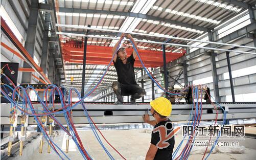　　機(jī)械轟鳴，焊花飛濺。5月24日，坐落于陽江高新區(qū)珠海（陽江）產(chǎn)業(yè)轉(zhuǎn)移工業(yè)園港口片區(qū)的粵水電裝備制造項目和三峽風(fēng)電（水電四局合作）項目現(xiàn)場，一派熱火朝天的繁忙施工景象，施工方正在加班加點全速推進(jìn)，確保項目能在6月底前陸續(xù)建成投產(chǎn)