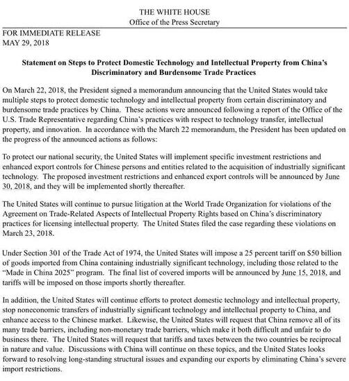 　　美國白宮官網(wǎng)29日發(fā)表聲明，美國將對500億美元含有“重要工業(yè)技術(shù)”的中國進(jìn)口商品加征25%的關(guān)稅，包括與“中國制造2025”相關(guān)的技術(shù)。最終清單將在6月15日之前公布，關(guān)稅將在此后不久施行
