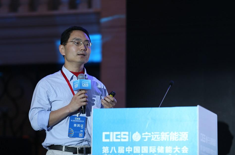 
	中國儲能網(wǎng)訊：5月19日至21日，“第八屆中國國際儲能大會”在深圳隆重召開， 來自中國、美國、德國、英國、加拿大、西班牙、日本、韓國、澳大利亞等國和地區(qū)1500余位政府機(jī)構(gòu)、科研院所、行業(yè)組織、電力公司、新能源項(xiàng)目單位、系統(tǒng)集成商等代表出席本次大會。


	華北電力大學(xué)教授鄭重在儲能電池專場，發(fā)表了題為