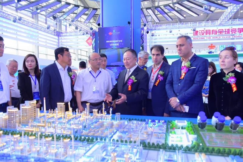                        5月28-30日，以“科技引領(lǐng)，創(chuàng)新發(fā)展”為主題的第二屆陜西“一帶一路”科技創(chuàng)新創(chuàng)業(yè)博覽會開幕，聯(lián)合動力攜眾多創(chuàng)新成果亮相博覽會，全方位展示科技創(chuàng)新實力。 本次展會聯(lián)合動力采用全息投影，多媒體交互、3D打印等多種形式，全方位展示了低風(fēng)速大葉片關(guān)鍵技術(shù)、“葉片-整機(jī)”一體化優(yōu)化設(shè)計技術(shù)、大葉片運(yùn)輸關(guān)鍵技術(shù)、智慧風(fēng)電場服務(wù)系統(tǒng)UP-WindEYE等創(chuàng)新技術(shù)