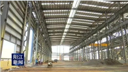 　　當(dāng)前，我市海上風(fēng)電項目建設(shè)正在加快推進(jìn)，海上風(fēng)電裝備制造生產(chǎn)項目也同步推進(jìn)。昨天上午，記者從三峽新能源陽江海上風(fēng)電裝備制造基地建設(shè)現(xiàn)場了解到，該項目的生產(chǎn)車間主體建設(shè)已經(jīng)完工，預(yù)計下月初就可以進(jìn)行試投產(chǎn)