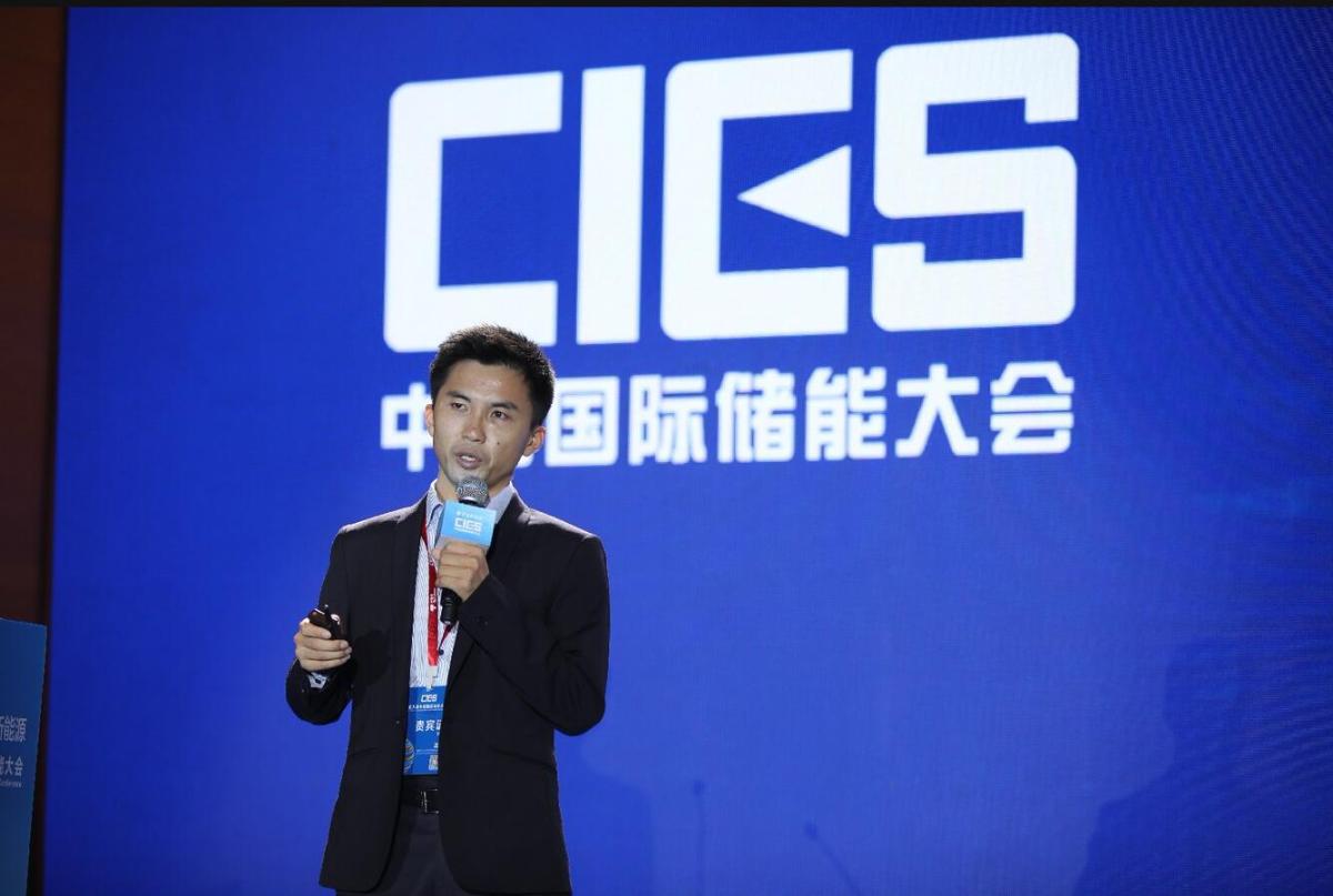 
	中國(guó)儲(chǔ)能網(wǎng)訊：5月19日至21日，“第八屆中國(guó)國(guó)際儲(chǔ)能大會(huì)”在深圳隆重召開， 來自中國(guó)、美國(guó)、德國(guó)、英國(guó)、加拿大、西班牙、日本、韓國(guó)、澳大利亞等國(guó)和地區(qū)1500余位政府機(jī)構(gòu)、科研院所、行業(yè)組織、電力公司、新能源項(xiàng)目單位、系統(tǒng)集成商等代表出席本次大會(huì)。


	深圳市盛弘電氣股份有限公司儲(chǔ)能微網(wǎng)事業(yè)部總經(jīng)理范小波在儲(chǔ)能電站專場(chǎng)，發(fā)表了題為“深入工商儲(chǔ)能市場(chǎng)，打造關(guān)鍵儲(chǔ)能設(shè)備”的精彩演講