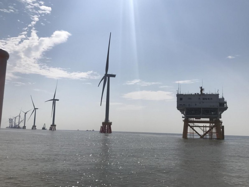 　　近日，浙江移動(dòng)針對(duì)全省首臺(tái)海上風(fēng)機(jī)——國(guó)電舟山普陀6號(hào)海上風(fēng)電場(chǎng)項(xiàng)目全面啟動(dòng)無(wú)線信號(hào)覆蓋工程，有效解決了海上風(fēng)電平臺(tái)以及64個(gè)機(jī)組日常運(yùn)維的通信網(wǎng)絡(luò)需求問(wèn)題。助力海上風(fēng)電項(xiàng)目正是浙江移動(dòng)保護(hù)生態(tài)環(huán)境，踐行綠色發(fā)展理念的一大步