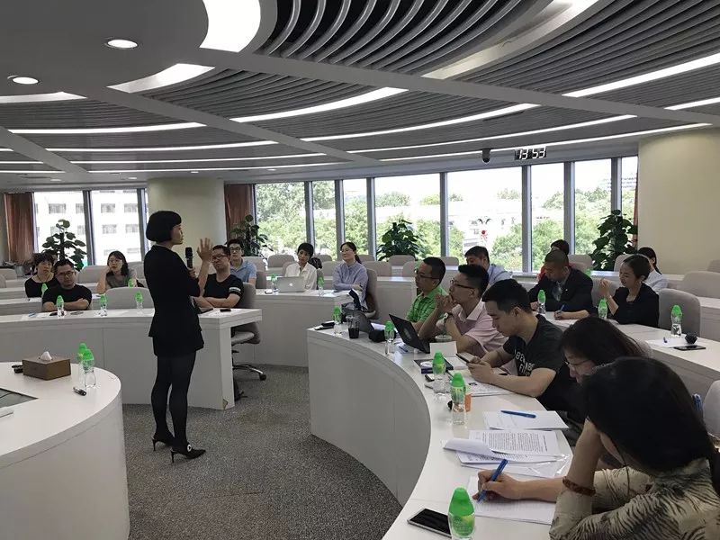 
                    
	 


	



	5月28日，長江商學院智造創(chuàng)業(yè)MBA召開媒體見面會，包括人民日報、人民網、中新社、光明日報、經濟日報、《財新》雜志、中國新聞周刊、《經濟參考報》、新京報、第一財經日報、《商學院》雜志、《投資圈》雜志、鈦媒體、每日經濟新聞、騰訊教育在內超過10家國內知名媒體前來采訪。 


	


	以下為《中國新聞周刊》觀察員文章： 


	


	會上，甘潔教授和5位智造創(chuàng)業(yè)MBA首期班學員“中國制造業(yè)新形勢”、“未來科技爆發(fā)點”等熱點問題與各位媒體代表