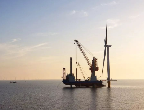                        2018年5月30日15時58分隨著葉輪與機(jī)艙在百米高空的精準(zhǔn)對接，三峽新能源江蘇大豐300兆瓦海上風(fēng)電項目首臺風(fēng)機(jī)吊裝成功。  項目簡介 1、項目位于江蘇省鹽城市大豐區(qū)東沙沙洲北側(cè)的小北槽-太平沙海域