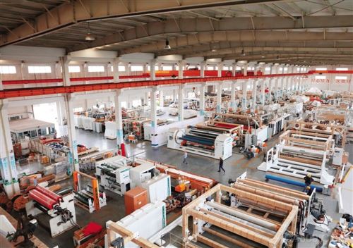 
                    
	珠西先進裝備制造產業(yè)帶開啟第二輪機遇期： 2020年邁入全球制造業(yè)第二梯隊


	


	 


	


	文/杜弘禹 


	


	    作為中國經濟最發(fā)達地區(qū)之一，珠三角有著獨特格局：以深圳、東莞為代表的珠江東岸地區(qū)經濟發(fā)達而活躍，一直是該區(qū)域乃至全省的領跑者，而西岸地區(qū)的發(fā)展則始終相對滯后。


	


	    如何扭轉這種“東強西弱”的局面？2014年，廣東