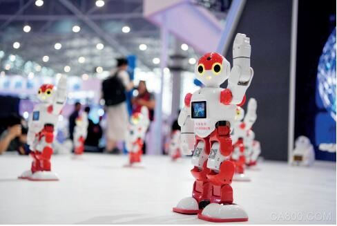 
                    
	《中國經濟周刊》 記者 牛綺思 實習生 伍素文 | 合肥報道


	


	（本文刊發(fā)于《中國經濟周刊》2018年第22期）


	


	 


	2018世界制造業(yè)大會上亮相的會跳舞的機器人 視覺中國


	


	當實體經濟遇上新一代信息技術，將碰撞出什么樣的火花？


	


	新一代信息通信技術與制造業(yè)融合發(fā)展，正對世界產業(yè)技術和分工格局帶來革命性的影響。制造業(yè)面臨新的全球規(guī)則、全球價值鏈、全球均衡和全球治理