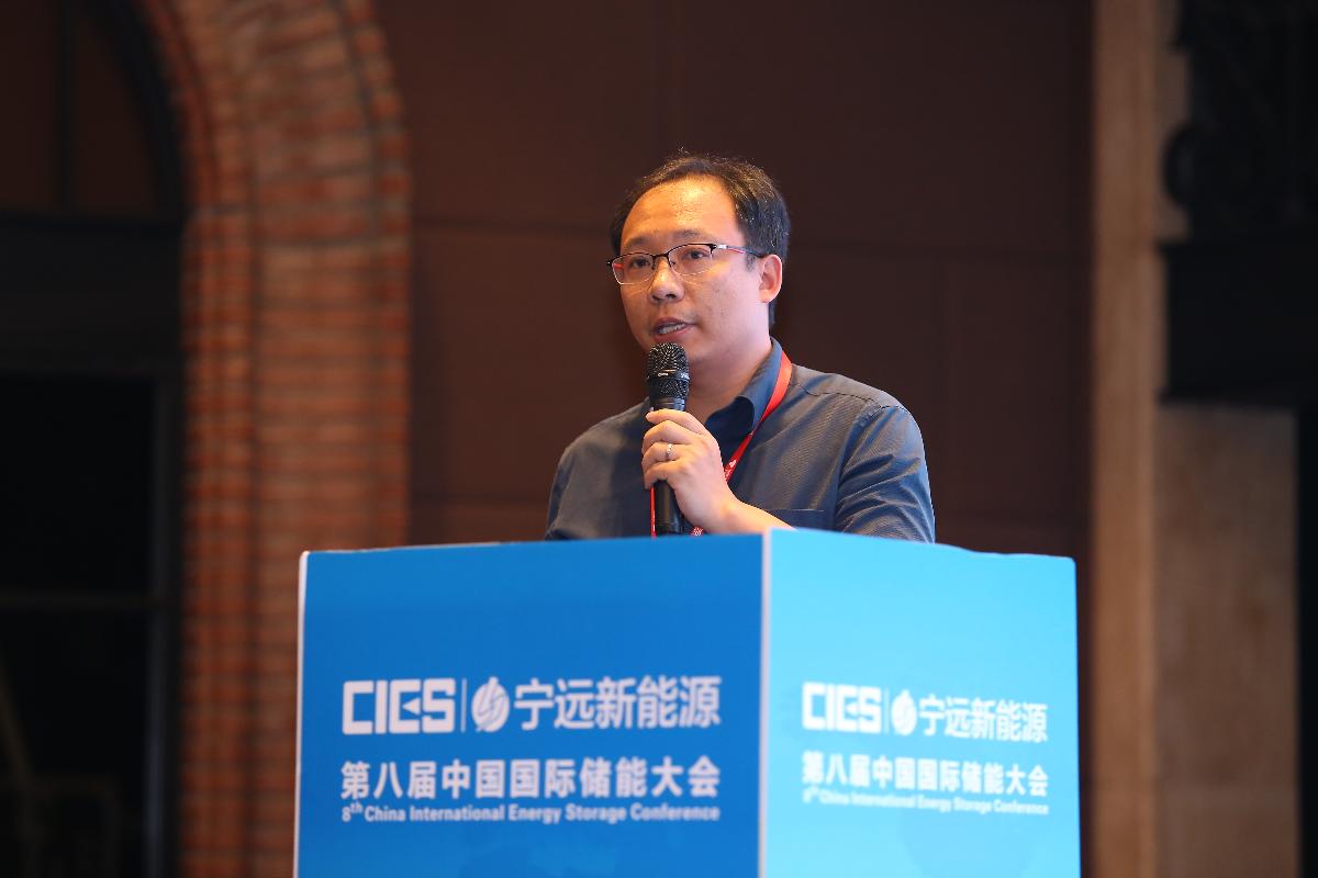 
	中國儲能網(wǎng)訊：5月19日至21日，“第八屆中國國際儲能大會(huì)”在深圳隆重召開， 來自中國、美國、德國、英國、加拿大、西班牙、日本、韓國、澳大利亞等國和地區(qū)1500余位政府機(jī)構(gòu)、科研院所、行業(yè)組織、電力公司、新能源項(xiàng)目單位、系統(tǒng)集成商等代表出席本次大會(huì)。



	來自上海燃料電池汽車動(dòng)力系統(tǒng)有限公司的技術(shù)總監(jiān)王曉華先生發(fā)表了題為