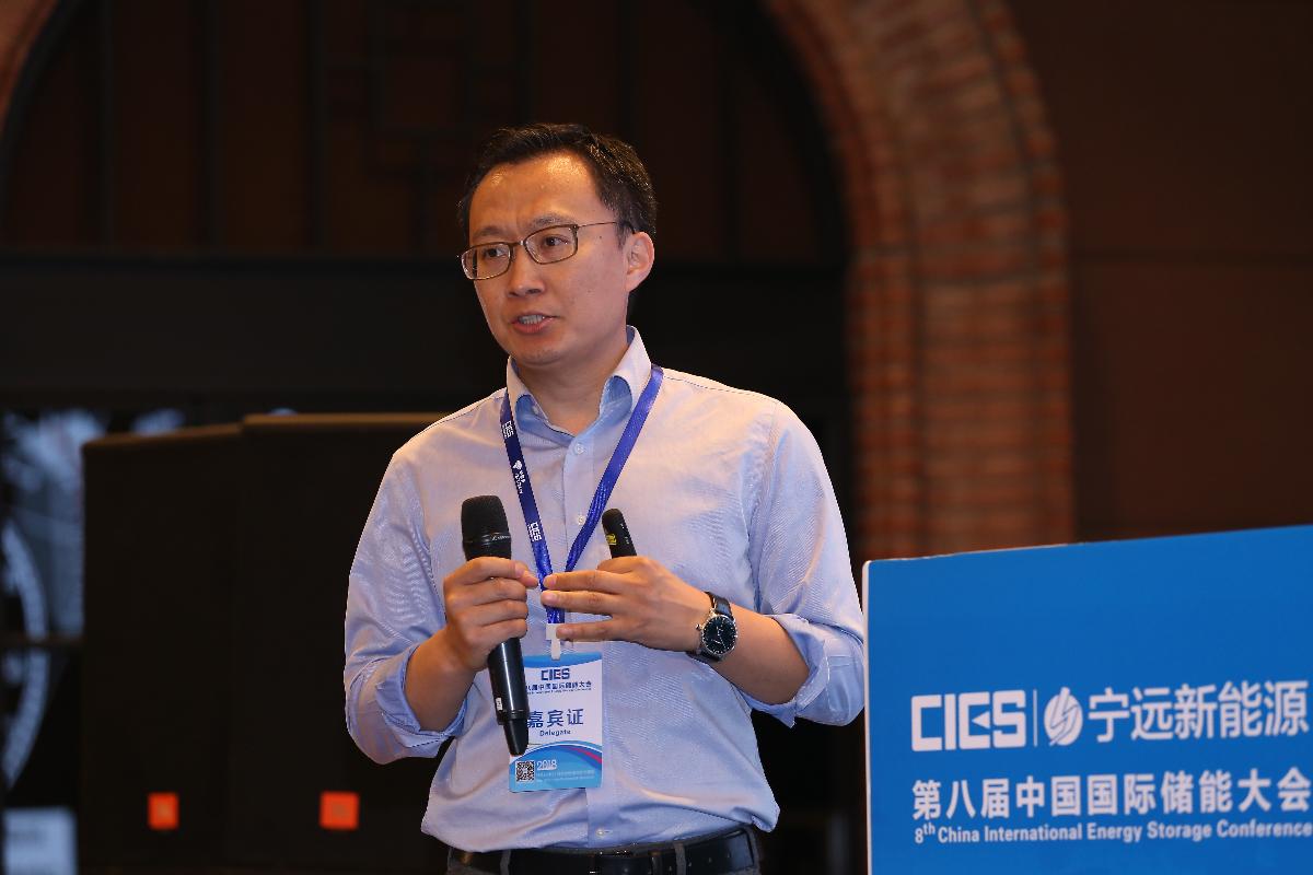 
	中國儲能網(wǎng)訊：5月19日至21日，“第八屆中國國際儲能大會(huì)”在深圳隆重召開， 來自中國、美國、德國、英國、加拿大、西班牙、日本、韓國、澳大利亞等國和地區(qū)1500余位政府機(jī)構(gòu)、科研院所、行業(yè)組織、電力公司、新能源項(xiàng)目單位、系統(tǒng)集成商等代表出席本次大會(huì)。


	來自德國宇航中心熱動(dòng)力學(xué)研究所的韓峰博士發(fā)表了題為