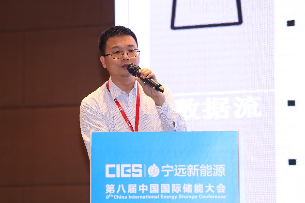 
	中國儲能網(wǎng)訊：5月19日至21日，“第八屆中國國際儲能大會(huì)”在深圳隆重召開， 來自中國、美國、德國、英國、加拿大、西班牙、日本、韓國、澳大利亞等國和地區(qū)1500余位政府機(jī)構(gòu)、科研院所、行業(yè)組織、電力公司、新能源項(xiàng)目單位、系統(tǒng)集成商等代表出席本次大會(huì)。



	清華大學(xué)四川能源互聯(lián)網(wǎng)研究院特聘研究員李立理在能源區(qū)塊鏈&云儲能專場，發(fā)表了題為“基于電動(dòng)汽車、儲能云與區(qū)塊鏈的“零邊際成本”儲能市場演進(jìn)路徑”的精彩演講