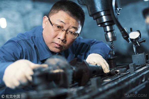 
                    
	國家統(tǒng)計局、財新分別在5月31日、6月1日公布5月份中國制造業(yè)采購經理人指數（PMI），兩個數據都處于榮枯線上方，顯示出制造業(yè)溫和擴張的趨勢。而近段時間以來，中國債券市場的信用風險加速暴露，一些民營上市公司或持有上市公司的集團接連出現(xiàn)債券違約