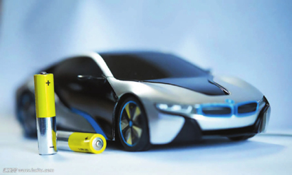 
	中國儲能網(wǎng)訊：5月29日凌晨，A股第三只“獨角獸”——寧德時代（CATL）發(fā)布了招股說明書，每股發(fā)行價格25.14元。在中國新能源汽車市場以前所未有的速度爆發(fā)之前，大概誰也不會料到這樣一家成立僅7年的車用電池行業(yè)的“后來者”會站在國際舞臺上，與松下、三星SDI和LG等跨國電池巨頭一較高下